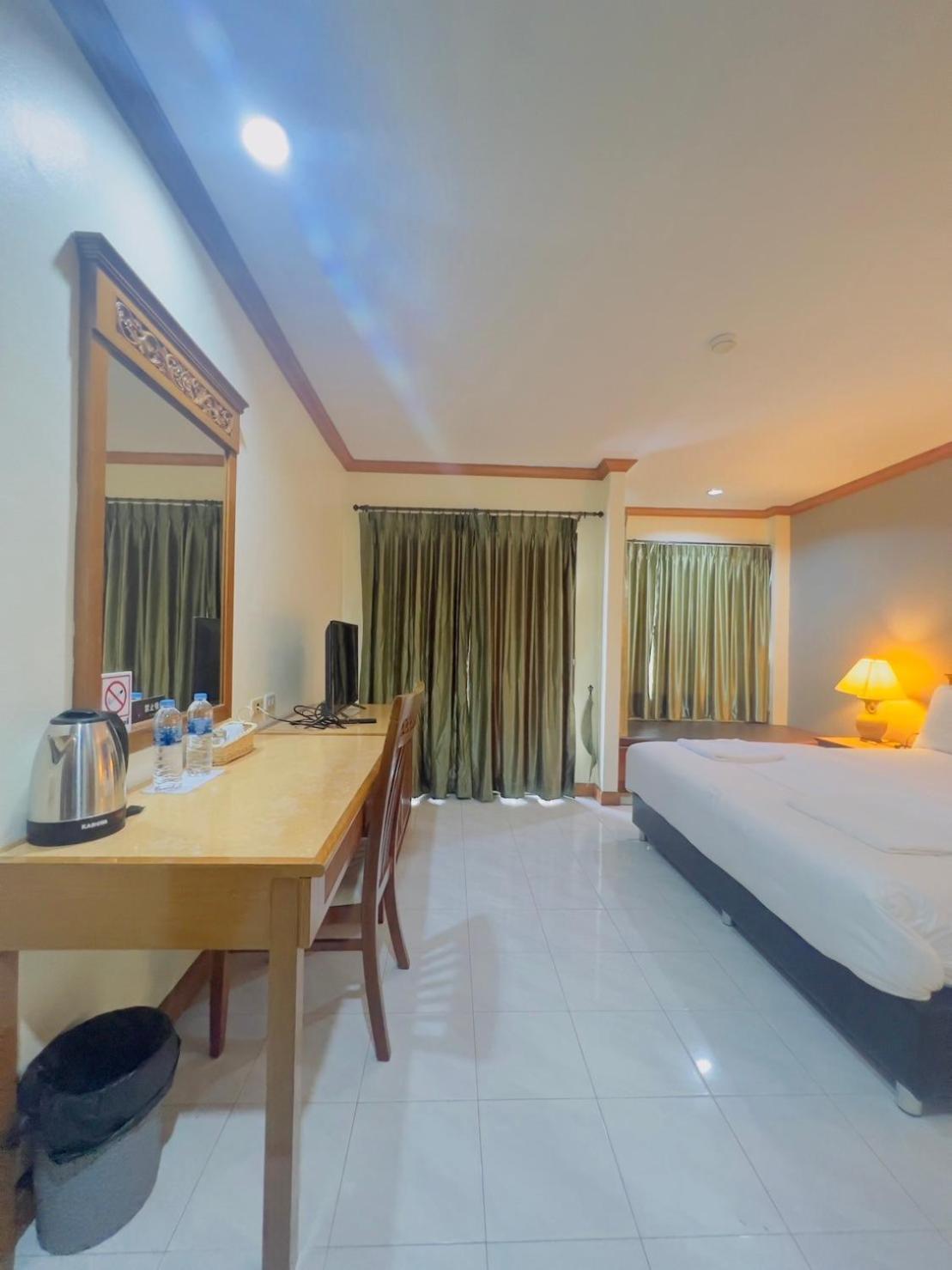 Hotel Royal Vista Patong Exterior foto