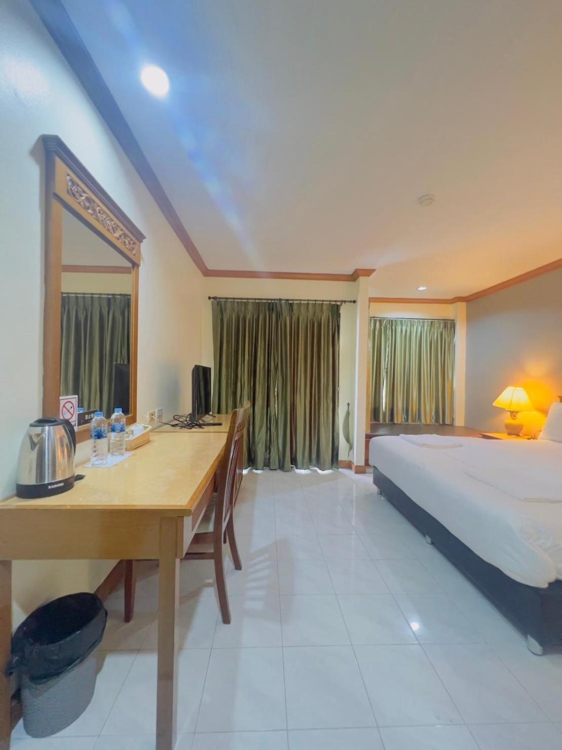 Hotel Royal Vista Patong Exterior foto