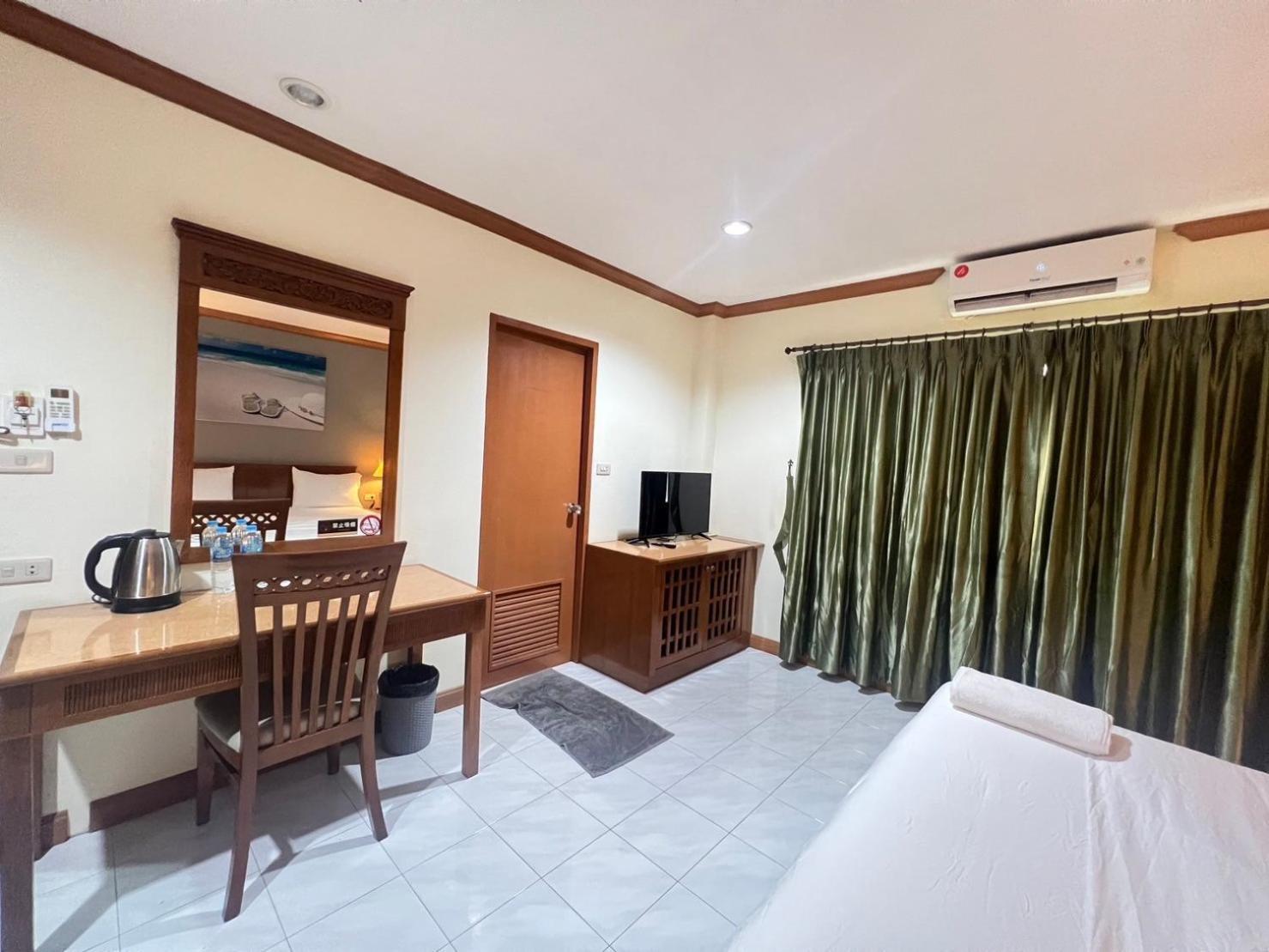 Hotel Royal Vista Patong Exterior foto